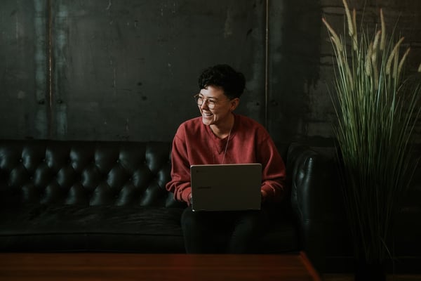 woman+laptop-looking_left(unsplash)